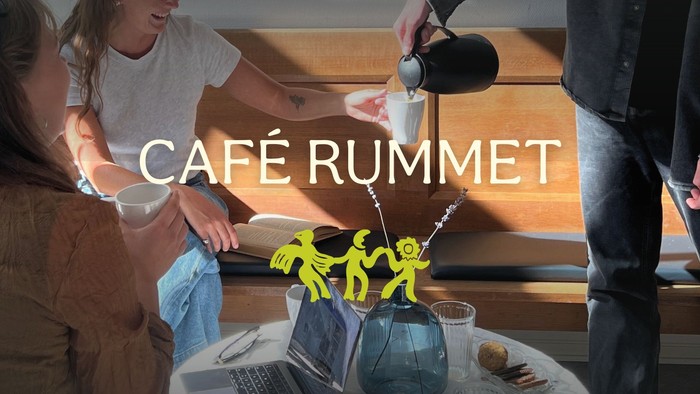 En hyggelig café-scene med mennesker, der nyder drikkevarer, med et legende logo og en travl, varm atmosfære.