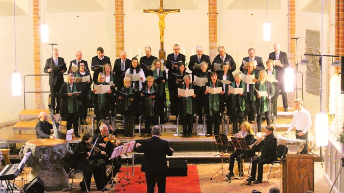 Ein Chor und Orchester proben in einer Kirche