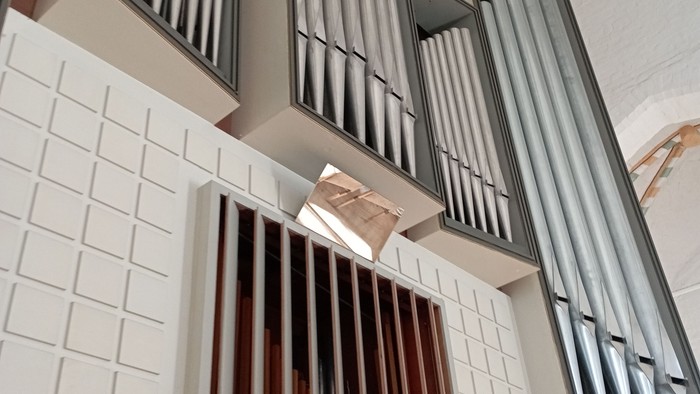 Orgel in Kirche mit weißen Wänden