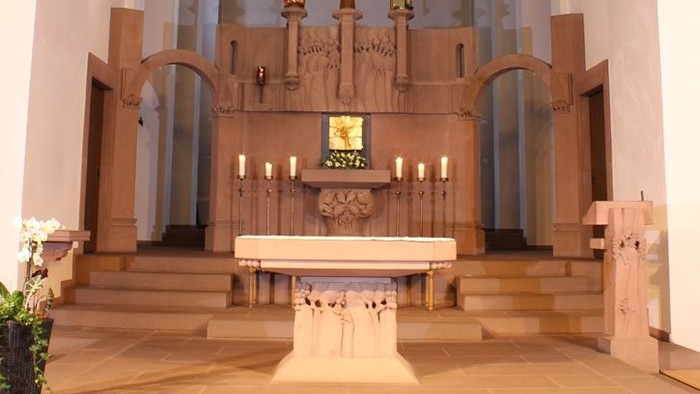 Die Kirche mit Altar, Kreuz und farbigem Fenster
