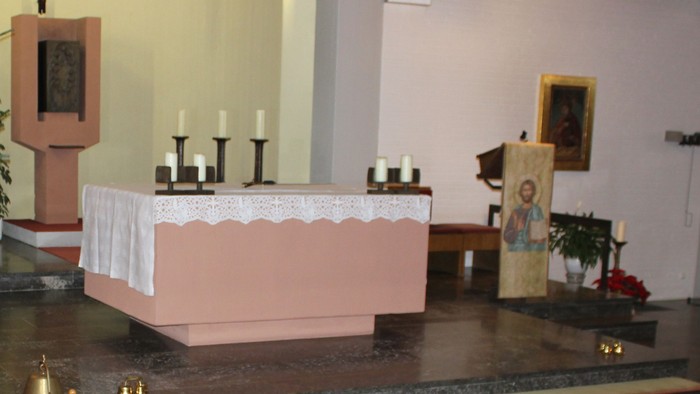 Innenraum einer Kirche mit Weihnachtsbaum und Altar
