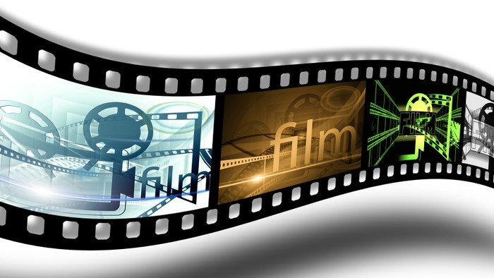 En filmstrimmel kreativt indrammet med farverige, stiliserede filmrelaterede grafikker og tekst.