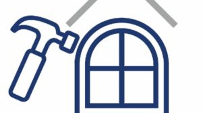 Ikonet viser en hammer nær et vindue i en huskontur og symboliserer boligforbedring eller byggeri.