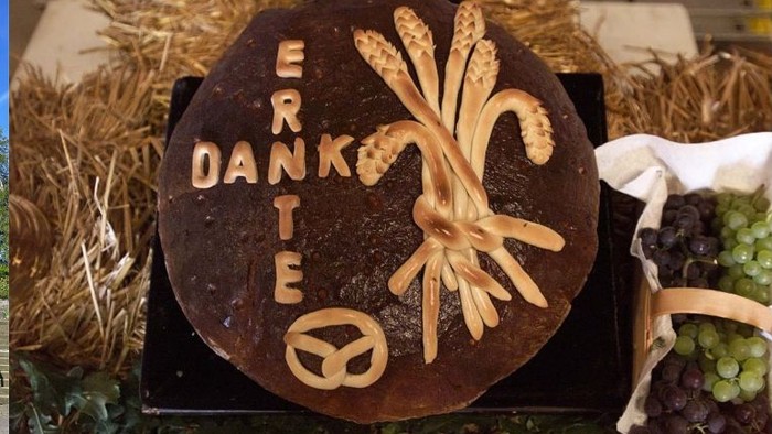 Das Bild zeigt eine Kirche, ein Erntedankfest-Symbol und eine Preisangabe
