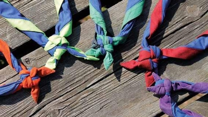 Bunte Tücher liegen auf einem Holzboden