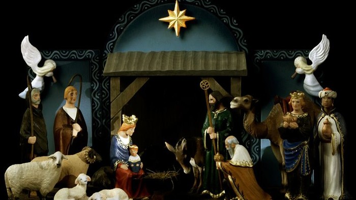 En detaljeret krybbescene, der viser Jesu fødsel med engle, hyrder og de vise mænd.