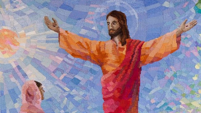 En farverig illustration af Jesus med udstraktte arme, omgivet af lys og en person i rosa klæder.