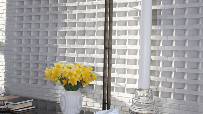 En altertavle med kors, blomster og lysestage