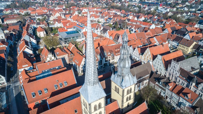 Überblick einer Stadt mit roter Ziegeldächer und einer hohen Kirche im Zentrum