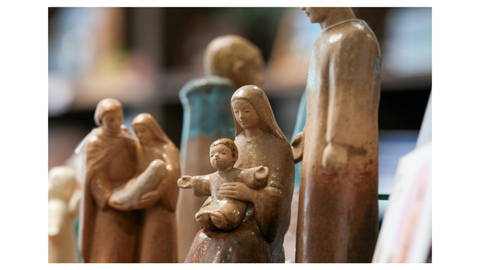 Kleine Figurinen, die eine Familienszene mit Eltern und Kindern darstellen.