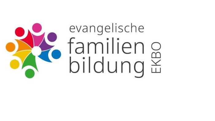 Logo für die evangelische Familienbildung EKBO mit bunten, miteinander verbundenen Figuren und deutschem Text.