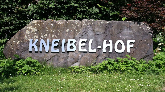 Stein mit Inschrift Kneibel-Hof im Garten