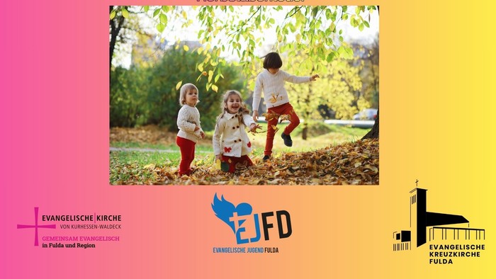 Kinder spielen in in einem Blätterhaufen unter einem Baum.