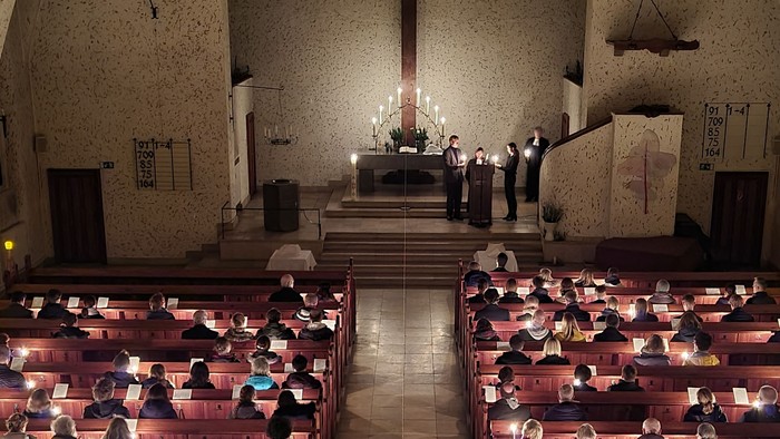 Kirchliche Zeremonie mit vielen Teilnehmern und Kerzen