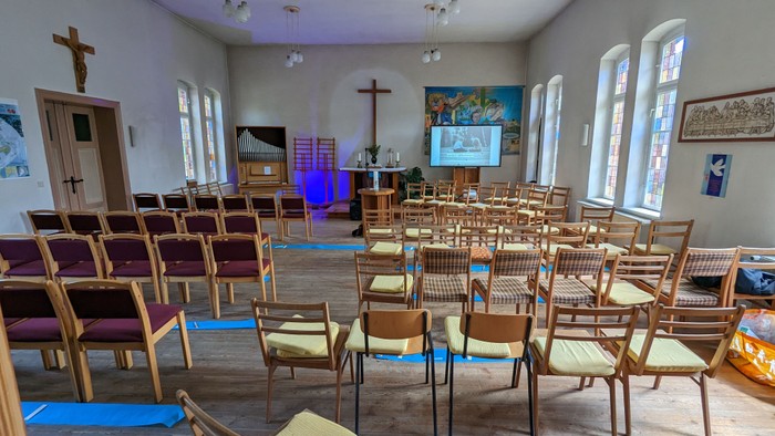 Leere Kirche mit Holzstühlen und Bildschirm