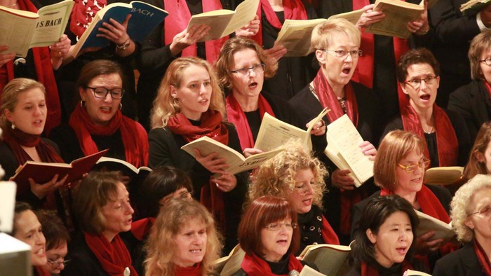 Ein Chor singt aus Notenbüchern