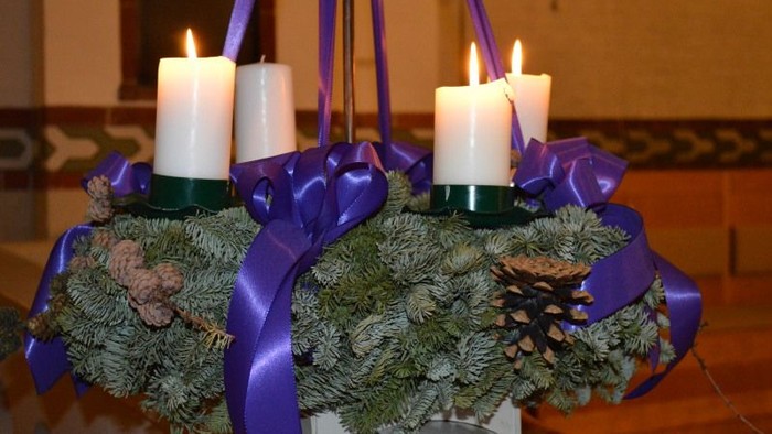 To candelabre med blå bælter og grønne blomster.