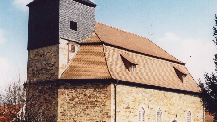 Außenansicht der evangelischen Kirche in Hombressen.