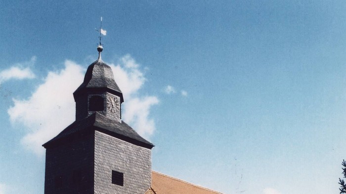 Außenansicht der evangelischen Kirche in Hombressen.