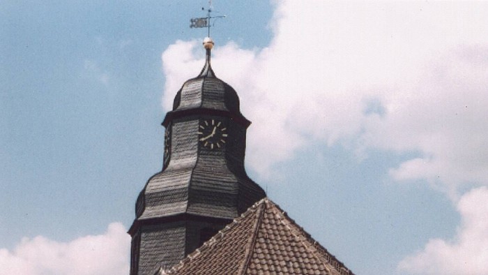Außenansicht der evangelischen Kirche in Udenhausen.