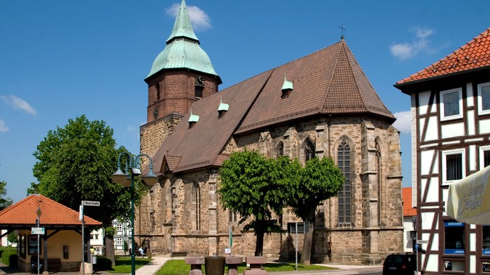 Außenansicht der evangelischen Stadtkirche St. Georg in Immenhausen.