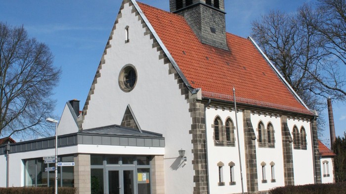 Außenansicht der evangelischen Kirche in Mönchehof. Weiß verputztes Kirchenschiff mit rotem Ziegeldach.