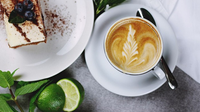 Eine Tasse Kaffee mit einem Stück Kuchen