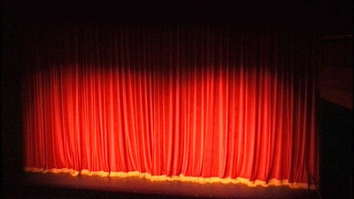 Rote Theaterkulisse im Scheinwerferlicht