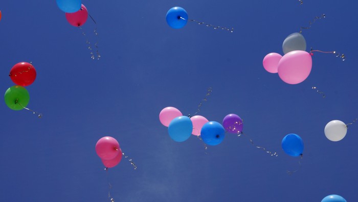 Himmel und Luftballons