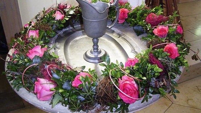 Blumengeschmückte Vogeltränke im Innenhof