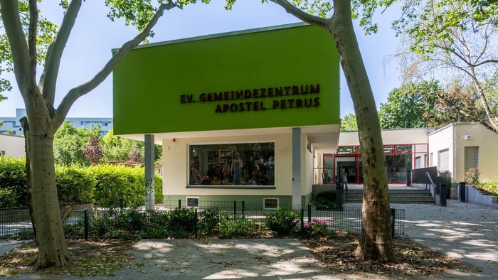Das Bild zeigt ein Gebäude mit der Aufschrift