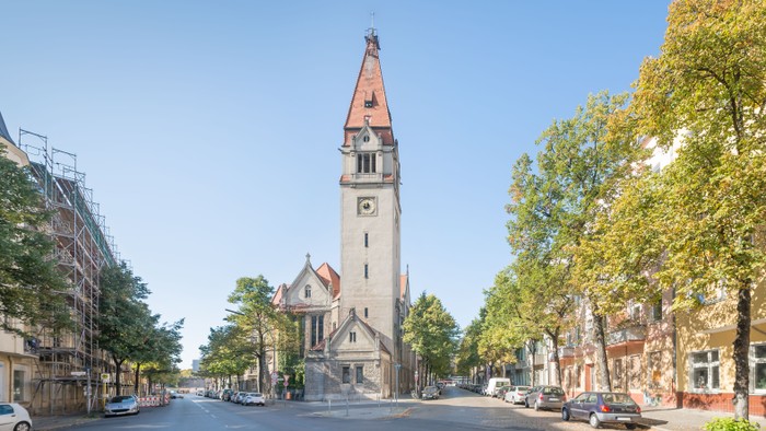 Außenansicht Philipp-Melanchthon-Kirche im Sommer