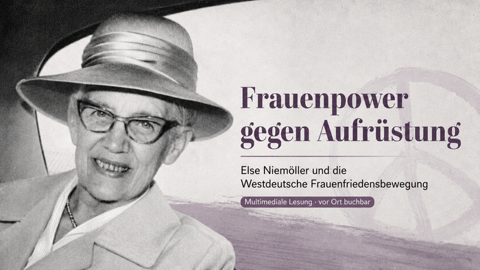 Die Grafik zeigt ein Schwarz-Weiß-Porträt von Else Niemöller mit Hut und Brille. Daneben stehen der Titel einer multimedialen Lesung sowie ein stilisiertes Friedenssymbol im Hintergrund.