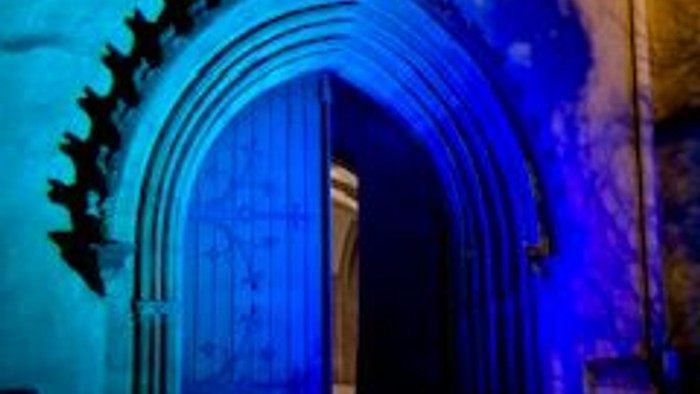 Antiker Steinbogen, nachts von blauem Licht beleuchtet