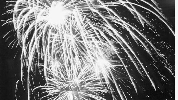 Feuerwerk explodiert am Nachthimmel.