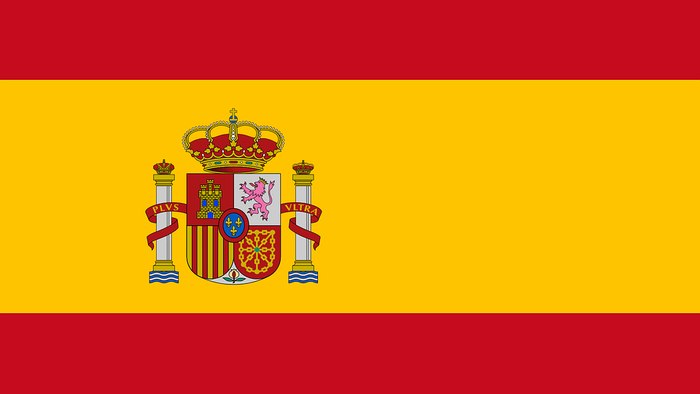 Die Flagge Spaniens mit dem Staatswappen und der Königskrone.