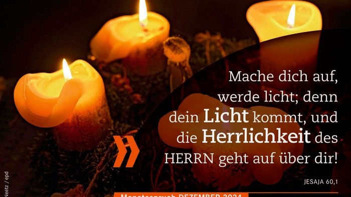 Dekorative Kerzen mit einem deutschen biblischen Zitat über Licht und Herrlichkeit, beschriftet als Monatspruch Dezember 2024.