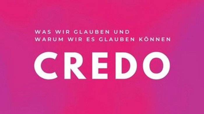 Bunte Grafik mit der Aufschrift „Credo“ und deutschem Text, der Überzeugungen und Gründe für den Glauben in fetten weißen Buchstaben erklärt.