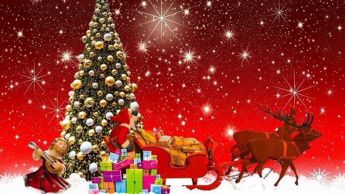 Julemanden med rensdyr og gaver under et pyntet juletræ.