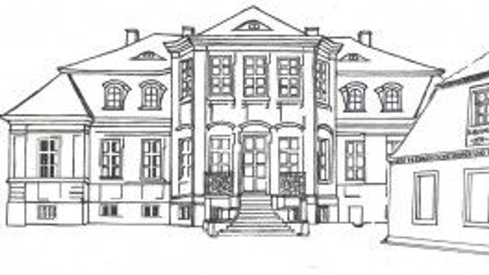 Eleganter historischer Bau mit klassischer Architektur, symmetrischer Fassade und einem angrenzenden schlichteren Flügel.