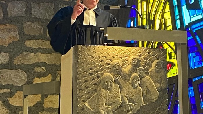 Pfarrer Diemer predigt in der Kanzel der Wartburgkirche