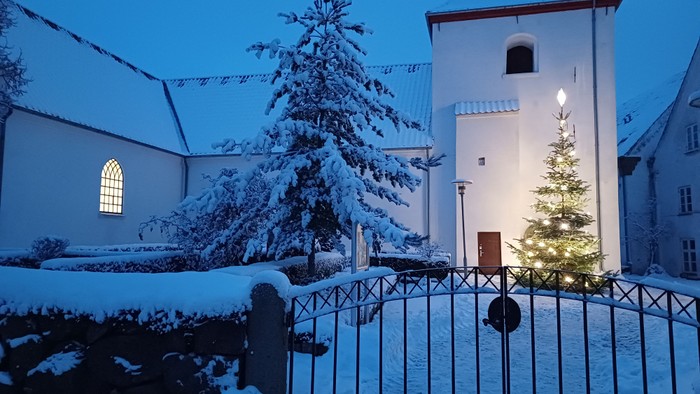 Kirken med juletræ