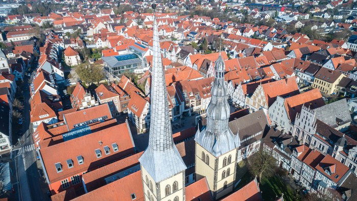 Überblick einer Stadt mit roter Ziegeldächer und einer hohen Kirche im Zentrum
