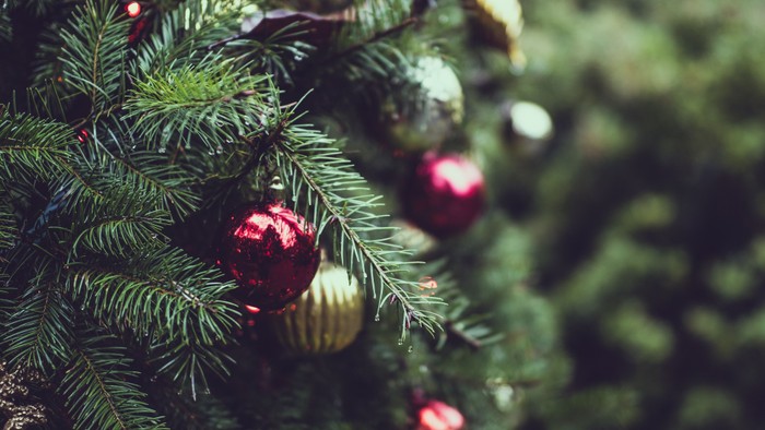 En juletree med røde og gule pynt.