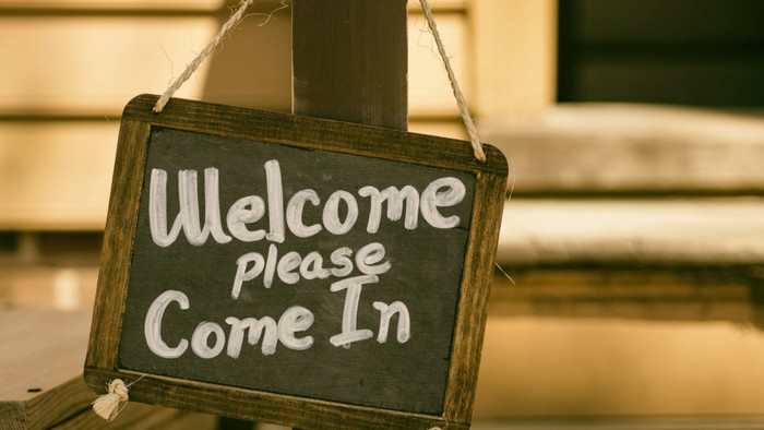 Ein hölzernes Schild mit der Aufschrift