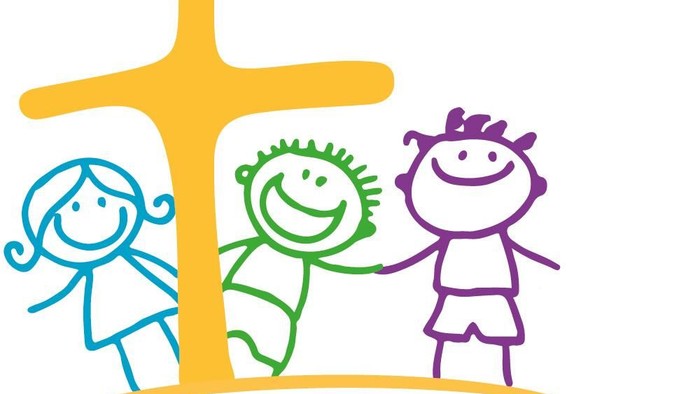 Das Bild zeigt drei Kinder vor einem Kreuz mit dem Text