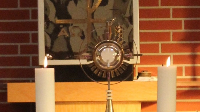 Die Kirche mit Altar, Kreuz und Bildern