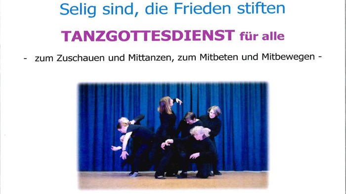 Mehrere schwarz gekleidete Frauen bilden eine Tanzfigur vor einem blauen Faltenvorhang auf einer Bühne.