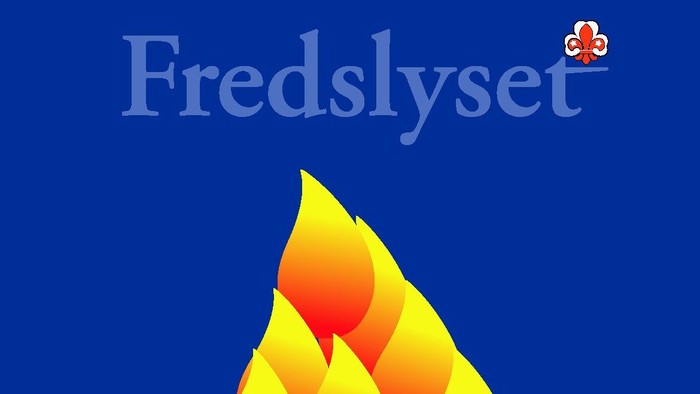 En lysende blå flamme over en hvid keramikvase