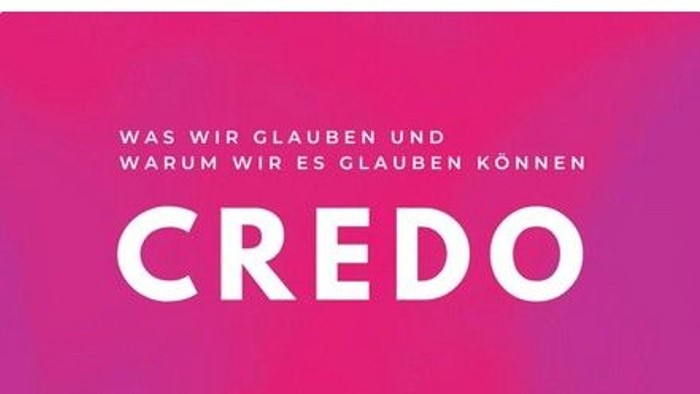 Bunte Grafik mit der Aufschrift „Credo“ und deutschem Text, der Überzeugungen und Gründe für den Glauben in fetten weißen Buchstaben erklärt.